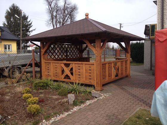 Altana drewniana wolnostojąca, AW020, wymiar 4x4m, kolor orzech, pokrycie gont brazowy, dach 4S, barierka B04, realizacja Ciesielnia, zdjęcie 7