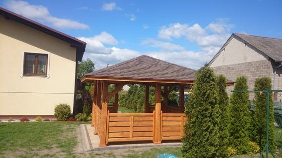 Altana drewniana wolnostojąca, AW021, wymiar 4x4m, kolor orzech, pokrycie gont brazowy, dach 4S, barierka B01, realizacja Ciesielnia, zdjęcie 15