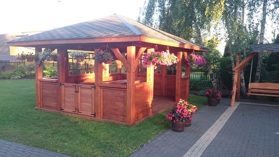 Altana drewniana wolnostojąca, AW022, wymiar 4x5m, kolor teak, pokrycie gont szary, dach 4S, barierka B02, realizacja Ciesielnia, zdjęcie 1