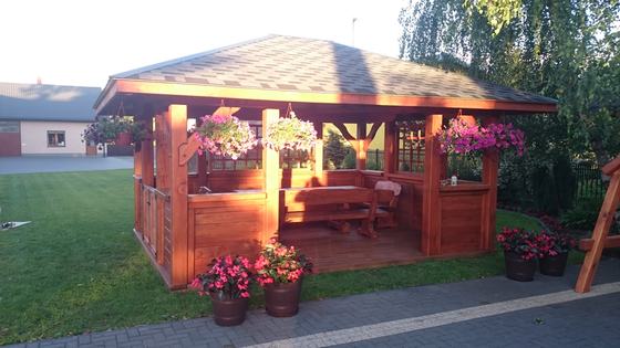 Altana drewniana wolnostojąca, AW022, wymiar 4x5m, kolor teak, pokrycie gont szary, dach 4S, barierka B02, realizacja Ciesielnia, zdjęcie 3