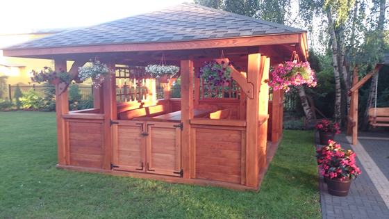 Altana drewniana wolnostojąca, AW022, wymiar 4x5m, kolor teak, pokrycie gont szary, dach 4S, barierka B02, realizacja Ciesielnia, zdjęcie 4