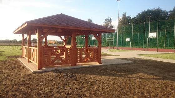Altana drewniana wolnostojąca, AW023, wymiar 4x6m, kolor teak, pokrycie gont czerwony, dach 4S, barierka B04, realizacja Ciesielnia, zdjęcie 1