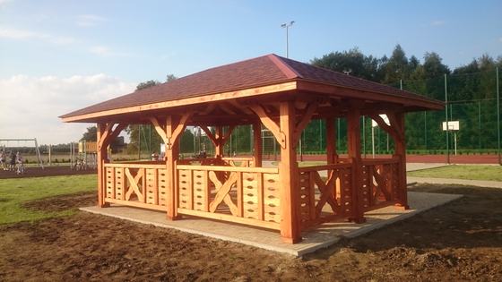 Altana drewniana wolnostojąca, AW023, wymiar 4x6m, kolor teak, pokrycie gont czerwony, dach 4S, barierka B04, realizacja Ciesielnia, zdjęcie 2