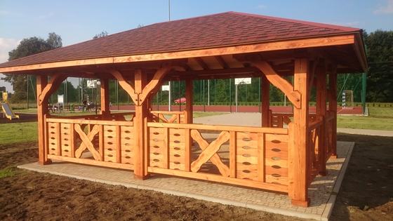Altana drewniana wolnostojąca, AW023, wymiar 4x6m, kolor teak, pokrycie gont czerwony, dach 4S, barierka B04, realizacja Ciesielnia, zdjęcie 3