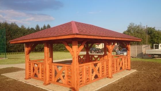 Altana drewniana wolnostojąca, AW023, wymiar 4x6m, kolor teak, pokrycie gont czerwony, dach 4S, barierka B04, realizacja Ciesielnia, zdjęcie 4