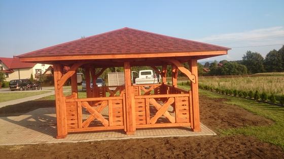 Altana drewniana wolnostojąca, AW023, wymiar 4x6m, kolor teak, pokrycie gont czerwony, dach 4S, barierka B04, realizacja Ciesielnia, zdjęcie 5