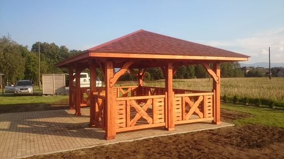 Altana drewniana wolnostojąca, AW023, wymiar 4x6m, kolor teak, pokrycie gont czerwony, dach 4S, barierka B04, realizacja Ciesielnia, zdjęcie 6