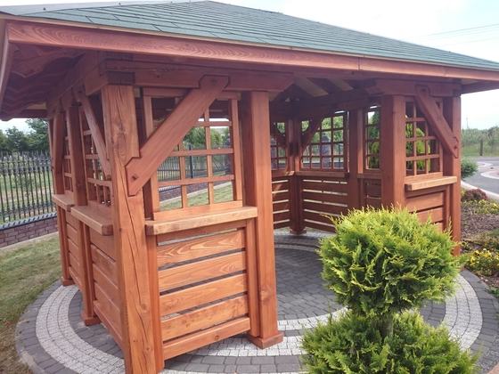 Altana drewniana wolnostojąca, AW024, wymiar 3x4m, kolor teak, pokrycie gont zielony, dach 4S, barierka B01, realizacja Ciesielnia, zdjęcie 1