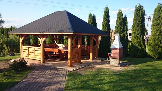 Altana drewniana wolnostojąca, AW025, wymiar 4x5m, kolor teak, pokrycie gont czarny, dach 4S, barierka B01, realizacja Ciesielnia, zdjęcie 3