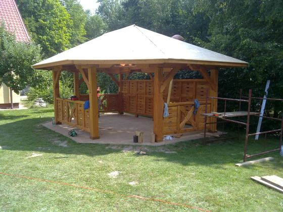 Altana drewniana wolnostojąca, AW026, wymiar 3,8x5m, kolor teak, pokrycie gont czerwony, dach WS, barierka B04, realizacja Ciesielnia, zdjęcie 4