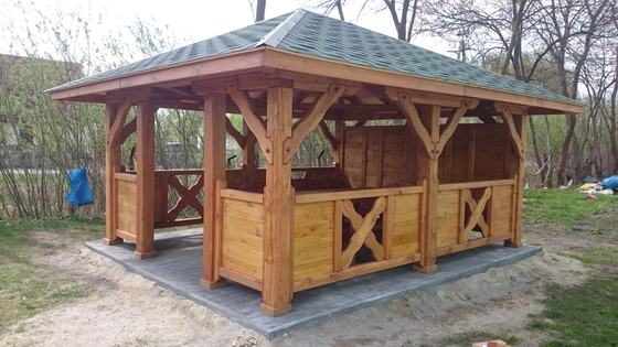 Altana drewniana wolnostojąca, AW028, wymiar 4x5m, kolor teak, pokrycie gont zielony, dach 4S, barierka B03, realizacja Ciesielnia, zdjęcie 1