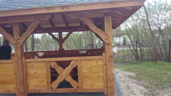 Altana drewniana wolnostojąca, AW028, wymiar 4x5m, kolor teak, pokrycie gont zielony, dach 4S, barierka B03, realizacja Ciesielnia, zdjęcie 5