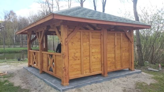 Altana drewniana wolnostojąca, AW028, wymiar 4x5m, kolor teak, pokrycie gont zielony, dach 4S, barierka B03, realizacja Ciesielnia, zdjęcie 6