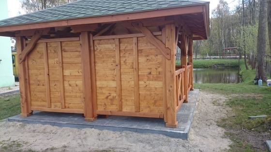 Altana drewniana wolnostojąca, AW028, wymiar 4x5m, kolor teak, pokrycie gont zielony, dach 4S, barierka B03, realizacja Ciesielnia, zdjęcie 7