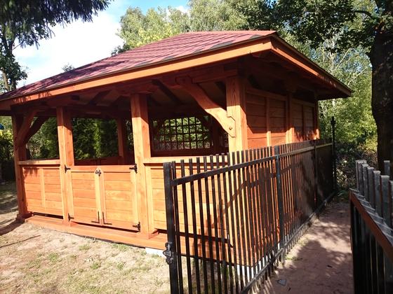 Altana drewniana wolnostojąca, AW029, wymiar 4x5m, kolor teak, pokrycie gont czerwony, dach 4S, barierka B02, realizacja Ciesielnia, zdjęcie 4