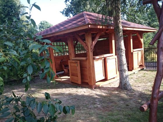 Altana drewniana wolnostojąca, AW029, wymiar 4x5m, kolor teak, pokrycie gont czerwony, dach 4S, barierka B02, realizacja Ciesielnia, zdjęcie 7