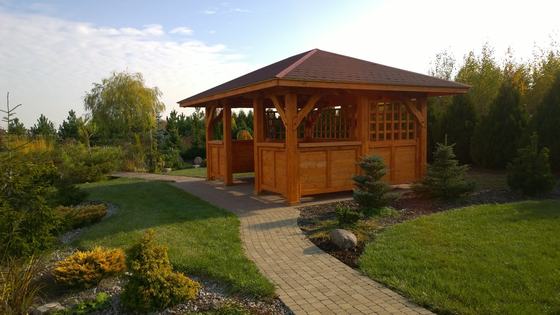 Altana drewniana wolnostojąca, AW030, wymiar 4x5m, kolor teak, pokrycie gont czerwony, dach 4S, barierka B02, realizacja Ciesielnia, zdjęcie 1