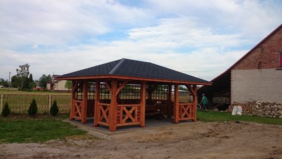 Altana drewniana wolnostojąca, AW031, wymiar 4x6m, kolor teak, pokrycie gont czarny, dach 4S, barierka B04, realizacja Ciesielnia, zdjęcie 1