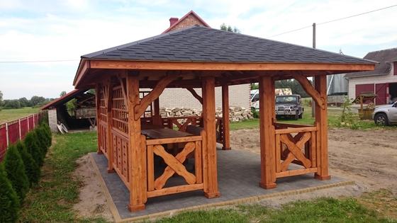 Altana drewniana wolnostojąca, AW031, wymiar 4x6m, kolor teak, pokrycie gont czarny, dach 4S, barierka B04, realizacja Ciesielnia, zdjęcie 3