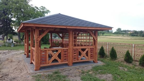 Altana drewniana wolnostojąca, AW031, wymiar 4x6m, kolor teak, pokrycie gont czarny, dach 4S, barierka B04, realizacja Ciesielnia, zdjęcie 7
