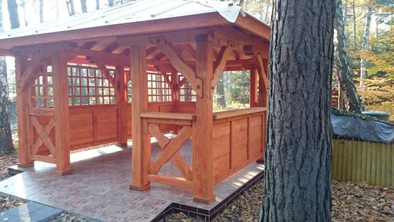 Altana drewniana wolnostojąca, AW033, wymiar 3,8x4,8m, kolor teak, dach 4S, barierka B02, realizacja Ciesielnia, zdjęcie 1