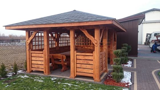 Altana drewniana wolnostojąca, AW034, wymiar 3,7x5m, kolor teak, pokrycie gont zielony, dach 4S, barierka B01, realizacja Ciesielnia, zdjęcie 3