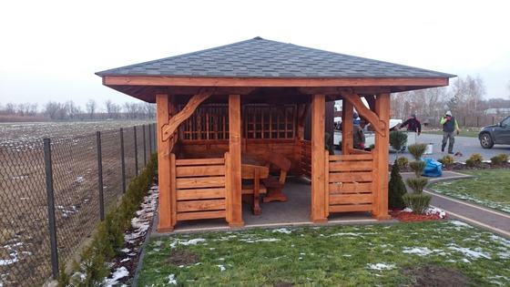 Altana drewniana wolnostojąca, AW034, wymiar 3,7x5m, kolor teak, pokrycie gont zielony, dach 4S, barierka B01, realizacja Ciesielnia, zdjęcie 4