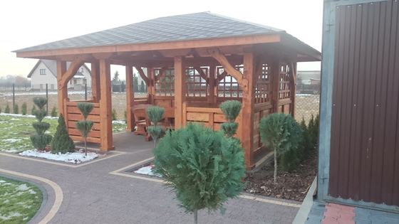 Altana drewniana wolnostojąca, AW034, wymiar 3,7x5m, kolor teak, pokrycie gont zielony, dach 4S, barierka B01, realizacja Ciesielnia, zdjęcie 6