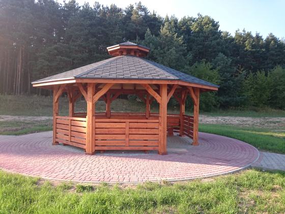 Altana drewniana wolnostojąca, AW036, wymiar 6,2m, kolor teak, pokrycie gont szary, dach WS, barierka B01, realizacja Ciesielnia, zdjęcie 1