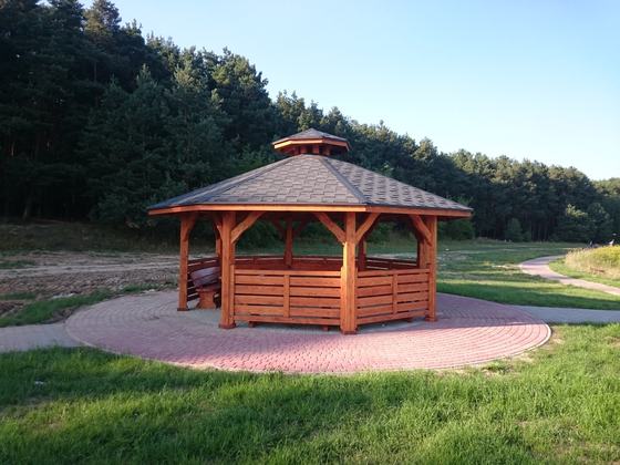 Altana drewniana wolnostojąca, AW036, wymiar 6,2m, kolor teak, pokrycie gont szary, dach WS, barierka B01, realizacja Ciesielnia, zdjęcie 3