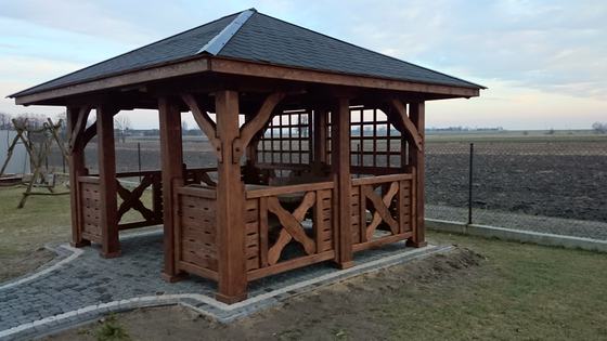 Altana drewniana wolnostojąca, AW038, wymiar 3x4m, kolor palisander, pokrycie gont czarny, dach 4S, barierka B04, realizacja Ciesielnia, zdjęcie 1