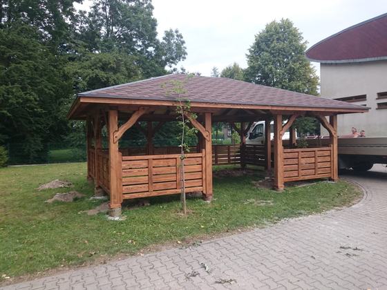 Altana drewniana wolnostojąca, AW039, wymiar 5x7m, kolor orzech, pokrycie gont brazowy, dach 4S, barierka B01, realizacja Ciesielnia, zdjęcie 1