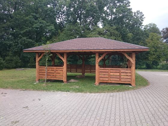 Altana drewniana wolnostojąca, AW039, wymiar 5x7m, kolor orzech, pokrycie gont brazowy, dach 4S, barierka B01, realizacja Ciesielnia, zdjęcie 2