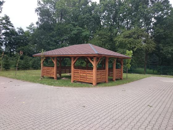 Altana drewniana wolnostojąca, AW039, wymiar 5x7m, kolor orzech, pokrycie gont brazowy, dach 4S, barierka B01, realizacja Ciesielnia, zdjęcie 3