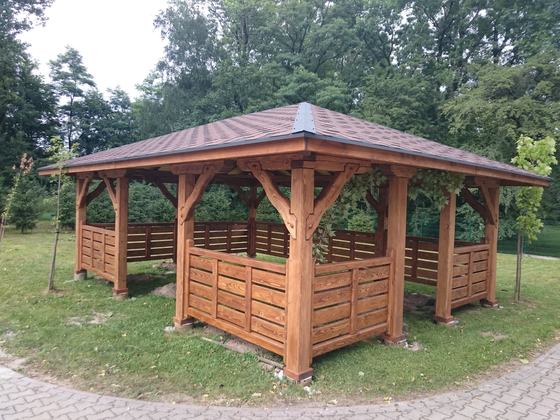 Altana drewniana wolnostojąca, AW039, wymiar 5x7m, kolor orzech, pokrycie gont brazowy, dach 4S, barierka B01, realizacja Ciesielnia, zdjęcie 4