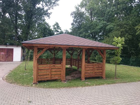Altana drewniana wolnostojąca, AW039, wymiar 5x7m, kolor orzech, pokrycie gont brazowy, dach 4S, barierka B01, realizacja Ciesielnia, zdjęcie 5