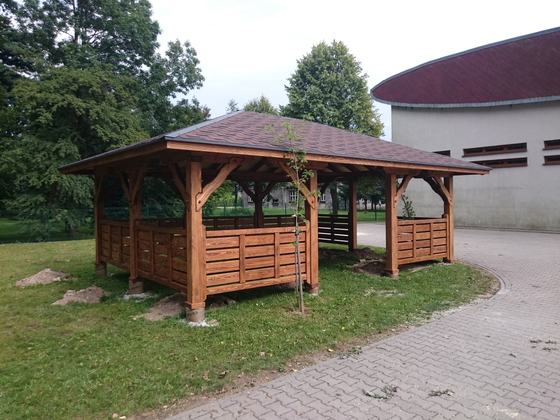 Altana drewniana wolnostojąca, AW039, wymiar 5x7m, kolor orzech, pokrycie gont brazowy, dach 4S, barierka B01, realizacja Ciesielnia, zdjęcie 6