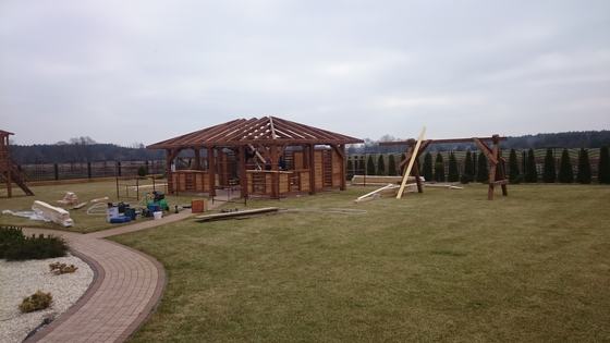 Altana drewniana wolnostojąca, AW040, wymiar 5x7m, kolor orzech, dach 4S, barierka B06, realizacja Ciesielnia, zdjęcie 4