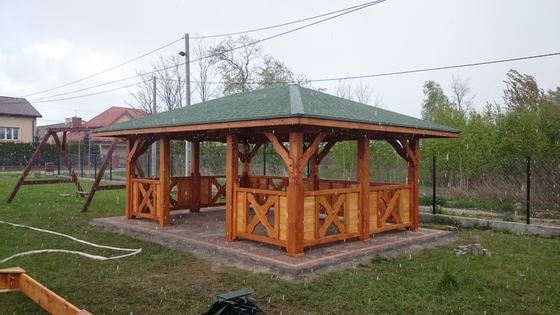 Altana drewniana wolnostojąca, AW041, wymiar 4x6m, kolor pinia, pokrycie gont zielony, dach 4S, barierka B03, realizacja Ciesielnia, zdjęcie 1