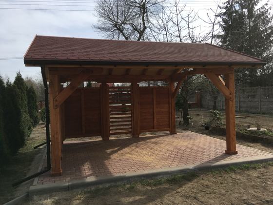 Altana drewniana wolnostojąca, AW042, wymiar 3,2x4,3m, kolor pinia, pokrycie gont czerwony, dach 2S, barierka B06, realizacja Ciesielnia, zdjęcie 1
