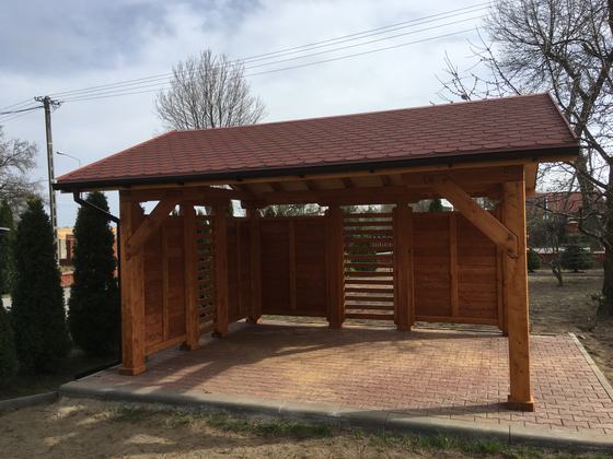 Altana drewniana wolnostojąca, AW042, wymiar 3,2x4,3m, kolor pinia, pokrycie gont czerwony, dach 2S, barierka B06, realizacja Ciesielnia, zdjęcie 2