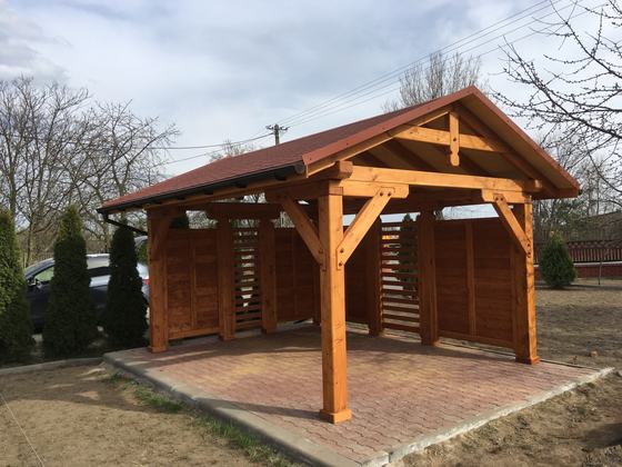 Altana drewniana wolnostojąca, AW042, wymiar 3,2x4,3m, kolor pinia, pokrycie gont czerwony, dach 2S, barierka B06, realizacja Ciesielnia, zdjęcie 3