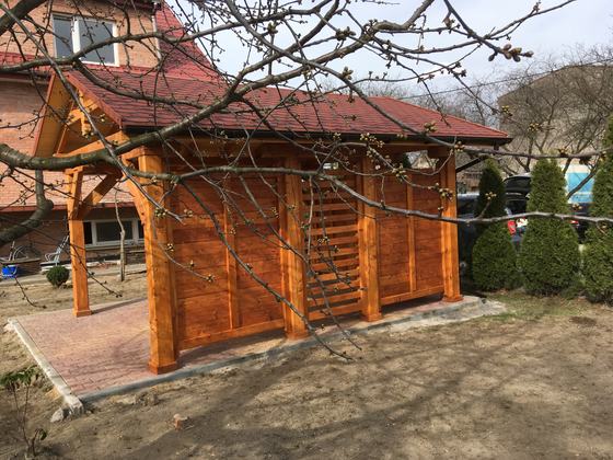 Altana drewniana wolnostojąca, AW042, wymiar 3,2x4,3m, kolor pinia, pokrycie gont czerwony, dach 2S, barierka B06, realizacja Ciesielnia, zdjęcie 5
