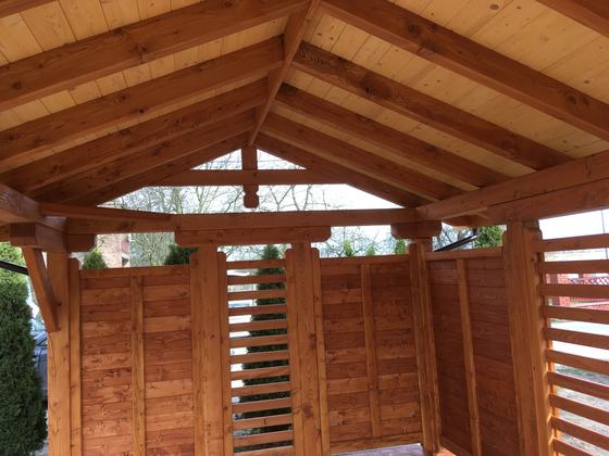 Altana drewniana wolnostojąca, AW042, wymiar 3,2x4,3m, kolor pinia, pokrycie gont czerwony, dach 2S, barierka B06, realizacja Ciesielnia, zdjęcie 7