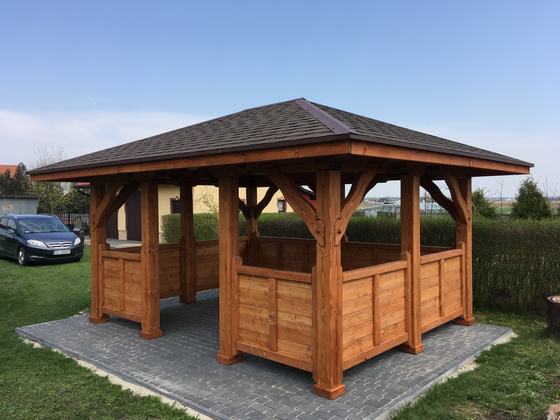 Altana drewniana wolnostojąca, AW043, wymiar 3,5x4,5m, kolor teak, pokrycie gont brazowy, dach 4S, barierka B02, realizacja Ciesielnia, zdjęcie 1