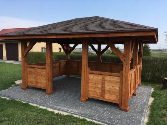 Altana drewniana wolnostojąca, AW043, wymiar 3,5x4,5m, kolor teak, pokrycie gont brazowy, dach 4S, barierka B02, realizacja Ciesielnia, zdjęcie 2