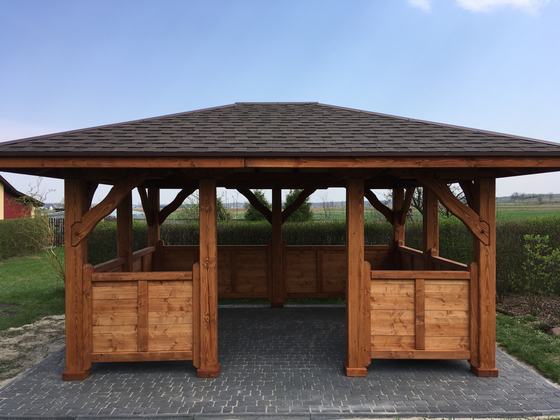 Altana drewniana wolnostojąca, AW043, wymiar 3,5x4,5m, kolor teak, pokrycie gont brazowy, dach 4S, barierka B02, realizacja Ciesielnia, zdjęcie 3