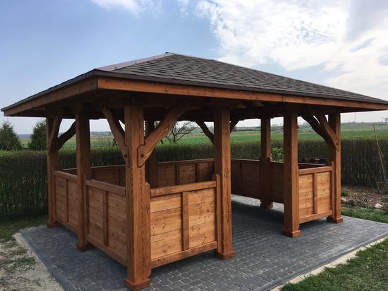 Altana drewniana wolnostojąca, AW043, wymiar 3,5x4,5m, kolor teak, pokrycie gont brazowy, dach 4S, barierka B02, realizacja Ciesielnia, zdjęcie 4