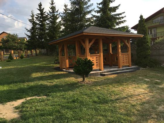 Altana drewniana wolnostojąca, AW045, wymiar 4x4m, kolor pinia, pokrycie gont czarny, dach 4S, barierka B04, realizacja Ciesielnia, zdjęcie 1