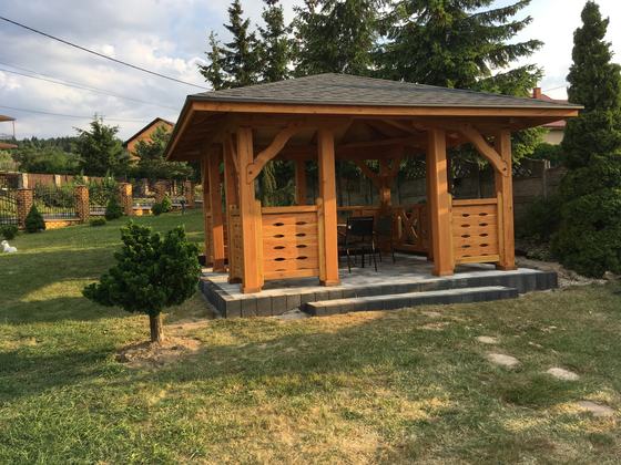 Altana drewniana wolnostojąca, AW045, wymiar 4x4m, kolor pinia, pokrycie gont czarny, dach 4S, barierka B04, realizacja Ciesielnia, zdjęcie 2
